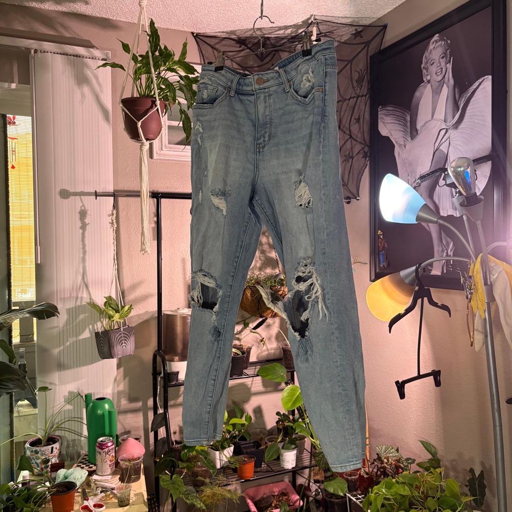 BKE Denim Mom Jeans Light Wash Distressed High Rise Size 29